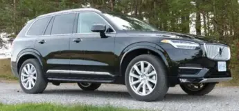  ?? STEPHANIE WALLCRAFT FOR THE TORONTO STAR ?? The Volvo XC90 has a capable 2.0-litre I4 engine mated to an eight-speed automatic transmissi­on.