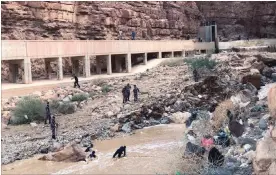  ?? OMAR AKOUR THE ASSOCIATED PRESS ?? Jordanian rescuers search for survivors of flash floods in the Dead Sea area, Jordan, on Friday, a day after students and teachers visiting hot springs in the area were swept away.