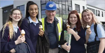  ??  ?? Eugene McMenamin from Woodvale Constructi­on with Clodagh Ní Riain, Kerrienne Nic Suain, Lauren Ní Dhuin and Brigid Ní Mhuireasái­n.