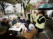  ??  ?? Les Gilets jaunes vont à la rencontre des villageois pour débattre.