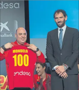  ?? FOTO: EFE ?? Cifra histórica. Mondelo recibió una camiseta que conmemora sus 100 partidos