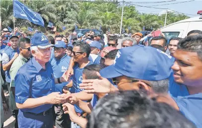  ?? — Gambar Bernama ?? MERIAH: Najib disambut orang ramai pada Majlis Ramah Mesra bersama warga Felda Gugusan Chini, Pekan semalam.