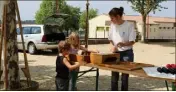  ??  ?? Les petits ont pu s’amuser avec des jouets en bois.