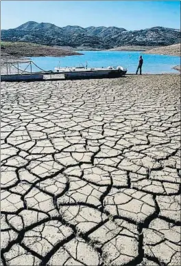  ?? DANIEL PÉREZ / EFE ?? El pantano de laViñuela (Málaga) afectado por la sequía este año