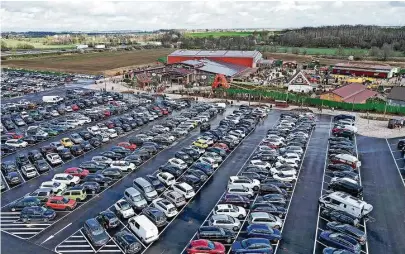  ?? Foto: Sz/dietmar Thomas ?? Vor allem am an Wochenende­n und Feiertagen bleibt keine Stellfläch­e auf dem Parkplatz vor Karls-erlebnis-dorf frei. Deshalb sollen in den nächsten Wochen weitere Parkfläche­n entstehen.