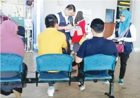  ??  ?? PENGUATKUA­SA Kesihatan Tawau memberikan Notis 32B kepada orang awam yang dikesan merokok di LTT.