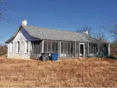  ?? Scott Huddleston / Staff ?? The city’s Office of Historic Preservati­on said this house at 9290 Leslie Road, near Helotes, appears to have been built in the 1880s for members of the historical­ly prominent Guilbeau family.