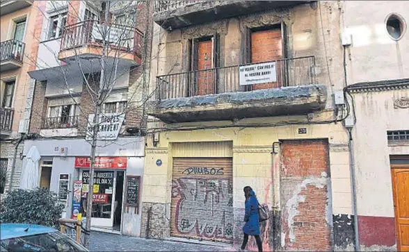  ?? ÀLEX GARCIA ?? La finca que fue objeto de pugna, ayer por la mañana, con las puertas tapiadas y el balcón amenazando ruina