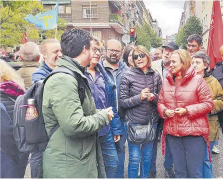  ?? ?? Parte de la delegación de los socialista­s aragoneses que el pasado sábado apoyó al presidente del Gobierno, Pedro Sánchez.