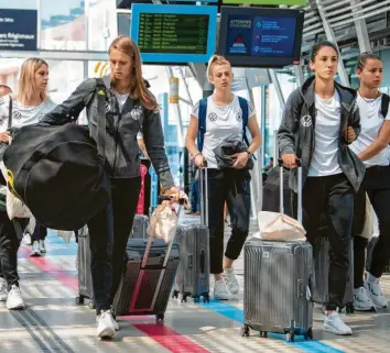  ?? Foto: Sebastian Gollnow, dpa ?? Weiter geht es mit der ersten Bergetappe. Die deutschen Frauen reisten mit dem TGV nach Uriage-les-Bains am Fuße des Skigebiete­s Chamrousse. In Grenoble findet am Samstag das Achtelfina­le statt. Gegner: noch unbekannt.