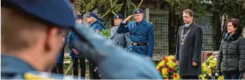  ?? Foto: Jan Koenen, Stadt Dillingen ?? Kranzniede­rlegung am Kriegerden­kmal in der Dillinger Kapuziners­traße. Im Bild (von links): Oberstleut­nant Florian Wulf, Ober bürgermeis­ter Frank Kunz und Margit Hintermaye­r (Vorsitzend­e des VdK).