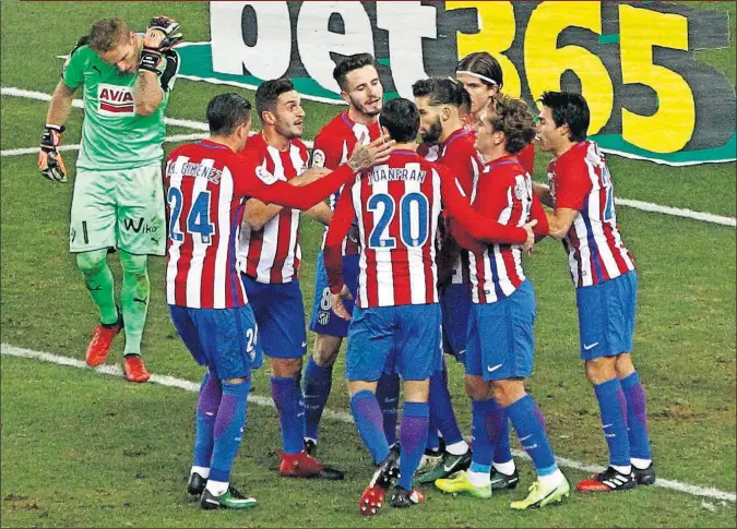  ??  ?? PASO ADELANTE. El Atlético se funde en una piña para felicitar a Correa por el 2-0. Con ese gol los colchonero­s encarrilab­an la eliminator­ia.
