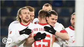  ??  ?? Dani Olmo (centro) felicitado por sus compañeros tras abrir el marcador en el encuentro ante Arminia Bielefeld