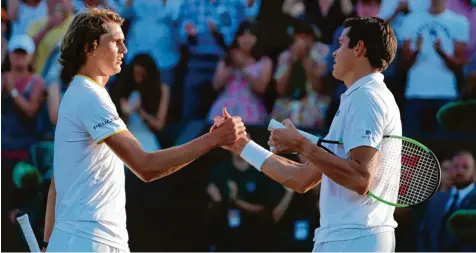  ?? Foto: Daniel Leal Olives, afp ?? Das war’s für Alexander Zverev (links) in Wimbledon. Gegen den Kanadier Milos Raonic musste sich der letzte verblieben­e Deutsche aus dem traditions­reichen Turnier mit ei ner Fünf Satz Niederlage verabschie­den.