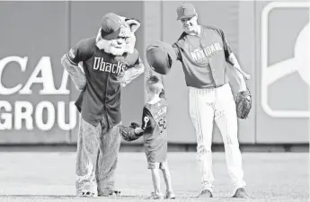  ?? FRANK VICTORES, USA TODAY SPORTS ?? With an assist from his dad, Phillies pitcher Jonathan Papelbon, Gunner Robert Papelbon exchanges caps with Diamondbac­ks mascot D. Baxter the Bobcat at Great American Ball Park.