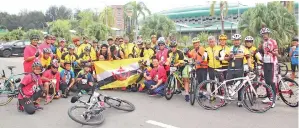  ??  ?? PENUNGGANG basikal dari Brunei Darussalam turut memeriahka­n Fun Ride SMK Labuan 2018.
