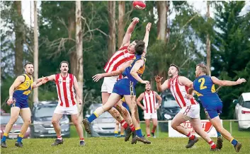  ?? ?? The ruckmen rise up as Trafalgar’s Dylan Farrell and Ellinbank’s Ben Dixon battle for the hit out.