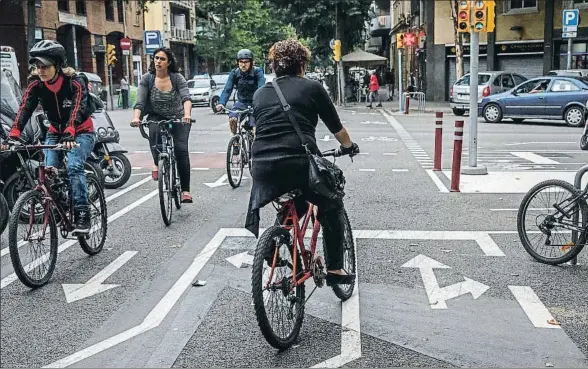  ?? DAVID AIROB ?? Semáforos y marcas viales. Se han creado espacios donde los ciclistas que giran a otro carril pueden esperar, sin entorpecer a los que siguen en el mismo sentido, con sus correspond­ientes indicacion­es en la calzada y semáforos para regular la circulació­n