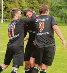  ?? Foto: Oliver Reiser ?? Der Aystetter Torschütze zum 1:1, Robert Markovic Mandic, herzt den Siegtorsch­üt zen Thomas Hanselka. Max Drechsler freut sich mit.