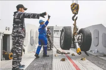  ?? ULET IFANSASTI/GETTY IMAGES FILES ?? Indonesian navy personnel recover wheels from the ill-fated Lion Air Flight 610 last November in Jakarta. Indonesia found ample blame in the crash, including a flight-control feature, which has also been implicated in an Ethiopian Airlines crash in March.