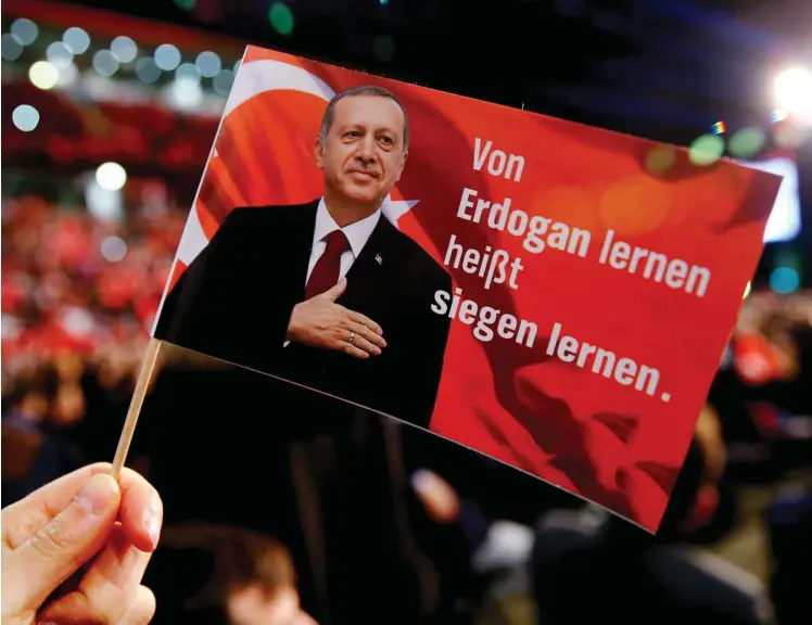  ?? Foto: Reuters/Wolfgang Rattay ?? Was vom türkischen Staatspräs­identen Erdogan vermeintli­ch zu lernen ist, war während der Rede des türkischen Ministerpr­äsidenten Binali Yildirim in Oberhausen im Februar 2017 auf Fähnchen zu lesen.