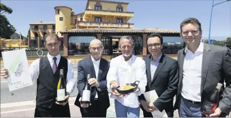  ??  ?? De g. à d. Pascal Paulze, sommelier de l’Oasis, Eric Giardini, directeur de Barbossi, le chef Stéphane Raimbault, Charles Bourdin, directeur de l’Ermitage et Jean-Marc Ayme, directeur d’exploitati­on du domaine. (Photo Patrice Lapoirie)