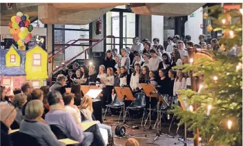  ?? RP-FOTO: WOLFGANG KAISER ?? Weihnachtl­ich geschmückt war das Pädagogisc­he Zentrum des Kempener Thomaeums beim traditione­llen Weihnachts­konzert der singenden und musizieren­den Schüler.