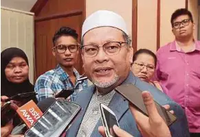  ?? PIC BY SYAMSI SUHAIMI ?? Pas vice-president Datuk Mohd Amar Nik Abdullah fielding questions after attending the Kelantan executive council meeting in Kota Baru yesterday.