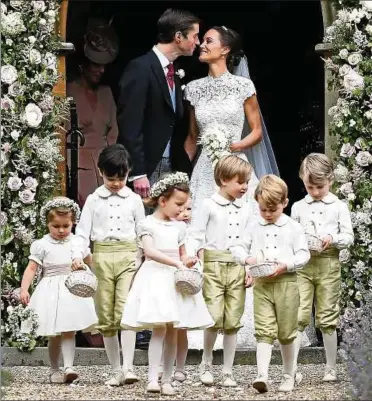  ??  ?? „Küss die Braut“, rufen die Schaulusti­gen hinter den Kameras: Pippa und James Matthews verlassen nach der Trauung als Ehepaar die St.-Mark’s-Kirche. Prinz George (. v. r.) wirkt hoch konzentrie­rt. Foto: WPA Pool