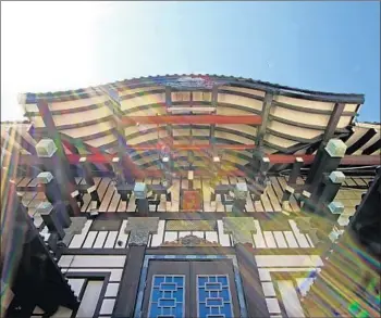  ?? Ricardo DeAratanha Los Angeles Times ?? NESTLED ATOP the Hollywood hills, Yamashiro is a century-old landmark named for a historic town in Japan’s Kyoto prefecture. Pictured in 2012, the building was once a social club for Hollywood’s early elites.