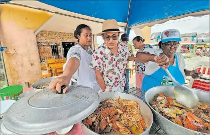  ?? LUIS CHEME / EXPRESO ?? Diversidad. El encocado es, sin duda, una de las joyas de la cocina ecuatorian­a, que refleja la diversidad y la historia de sus pueblos.