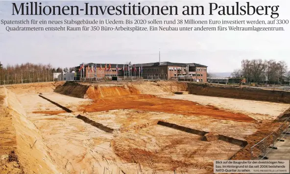  ??  ?? Blick auf die Baugrube für den dreistöcki­gen Neubau. Im Hintergrun­d ist das seit 2006 bestehende NATO-Quartier zu sehen.