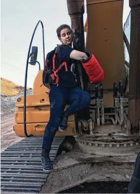  ?? Presidio County Sheriff’s Office photos ?? Anna Joy Kruger wrapped her arms around an excavator and then affixed them together with a cast. She could face a charge of criminal mischief, a felony.