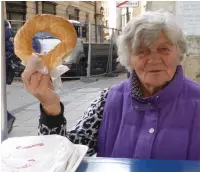  ??  ?? KRINGELDAM­EN. På marknaden i Krakow blandas hantverk, handarbete­n och trävaror med både varm och kall mat.