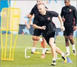  ??  ?? RECUPERADO. Andrés Iniesta podría estar en el once mañana.