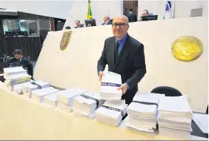  ?? Pedro de Oliveira/Alep ?? “Existe hoje uma tentativa de assassinar a reputação do governador, que tem tido uma postura correta na condução do Estado e tem de forma sempre indignada reagido a essas acusações”, afirmou Luiz Cláudio Romanelli (PSB)