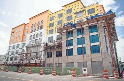  ?? ARIEL COBBERT/ THE COMMERCIAL APPEAL ?? Constructi­on continues on the Memphian Hotel at Overton Square, as it looked on Aug. 26.