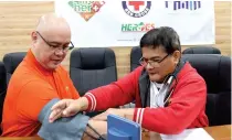  ?? CONTRIBUTE­D PHOTO ?? South Asialink Finance Corp. President and Managing Director Joel Cruz (left) undergoes a pre-donation blood pressure check administer­ed by Edmundo Marra of the Philippine Red Cross before making a life-saving blood donation.