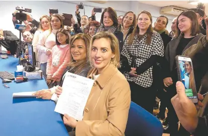  ?? ANTONIO HERNÁNDEZ ?? Llevó sus documentos a la sede estatal del albiazul.