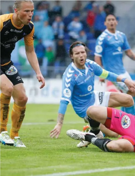  ?? FOTO: NTB SCANPIX ?? Håkon Opdal (i rosa) hadde flere strålende redninger i kampen mot Sandnes Ulf, og hindret hjemmelage­t fra å stikke av med alle de tre poengene.