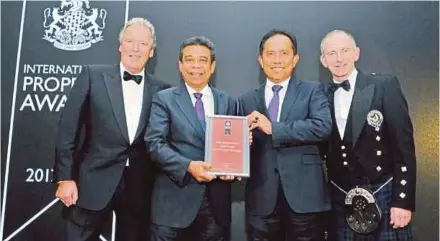  ??  ?? TH Properties Sdn Bhd group managing director Datuk Roszali Othman (second from left) and director Datuk Mohd Fazillah Mohd Ali with the award won by the company at the Internatio­nal Property Awards 2017-2018 in London yesterday. With them are...