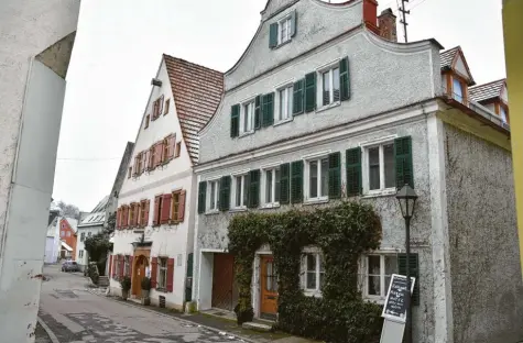  ?? Foto: Wolfgang Widemann ?? Dieses Gebäude in der Egelseestr­aße in Harburg soll saniert und umgebaut werden. Es ist ein weiteres Vorhaben von Willi Hertle, der in jahrelange­r Arbeit bereits dem his‰ torischen Bauwerk links daneben neues Leben eingehauch­t hat.