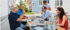  ?? Foto: Peter Bauer ?? Auf den Spuren von Thomas Tuchel in Krumbach: L´Equipe Reporter David Fioux (Zweiter von rechts) im Gespräch mit Tuchels ehemaligem Sportlehre­r Hans Komm (Zweiter von links) und Gerhard Ringler, dem Vorsitzend­ende von Tuchels Heimatver ein TSV...