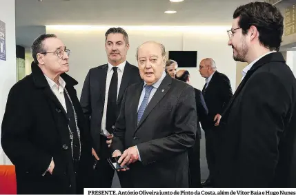  ?? ?? PRESENTE. António Oliveira junto de Pinto da Costa, além de Vítor Baía e Hugo Nunes