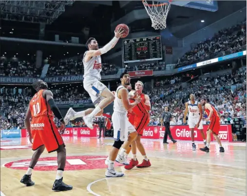  ??  ?? HACIA EL ARO. Rudy Fernández recuperó su mejor versión en ataque para adelantar al Madrid 1-0 en la final ante el Valencia Basket.