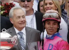  ?? Mike Groll The Associated Press ?? Hall of Fame trainer Jerry Hollendorf­er, left, and the California Thoroughbr­ed Trainers are suing Del Mar Thoroughbr­ed Club for denying him stalls at the 36-day meet.