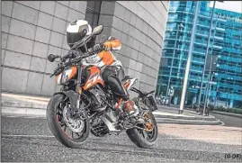  ?? (© DR) ?? Derrière son look très tranchant, la KTM Duke  présente un caractère docile et privilégie le confort.