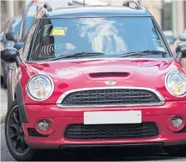  ?? Picture: SPLASH ?? Dawn drives away in her Mini with the ticket still on the windscreen