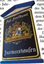  ??  ?? Dieses Schild mit der Auf schrift „Königliche­s Forst amt“zeugt von der Ge schichte des Schlosses.