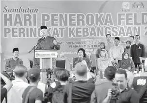  ?? — Gambar Bernama ?? INSENTIF KHAS: Najib bersama isteri Datin Seri Rosmah Mansor pada Hari Peneroka Lembaga Kemajuan Tanah Persekutua­n (FELDA) 2017 semalam.